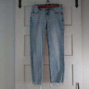 Hollister Low-Rise Boyfriend Jeans. Light Wash. Size 5R